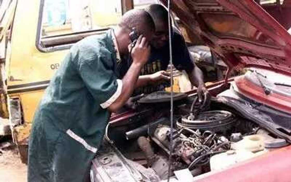 Dubi sana’ar da wani matashi ya koma bayan ya kammala Digiri Dubi sana’ar da wani matashi ya koma bayan ya kammala Digiri