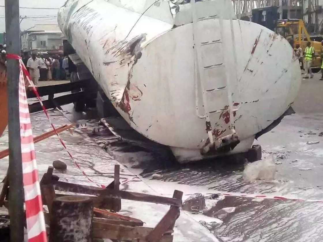 Tanka ta fada kan karamar mota, mutum daya ya rasu Tanka ta fada kan karamar mota, mutum daya ya rasu