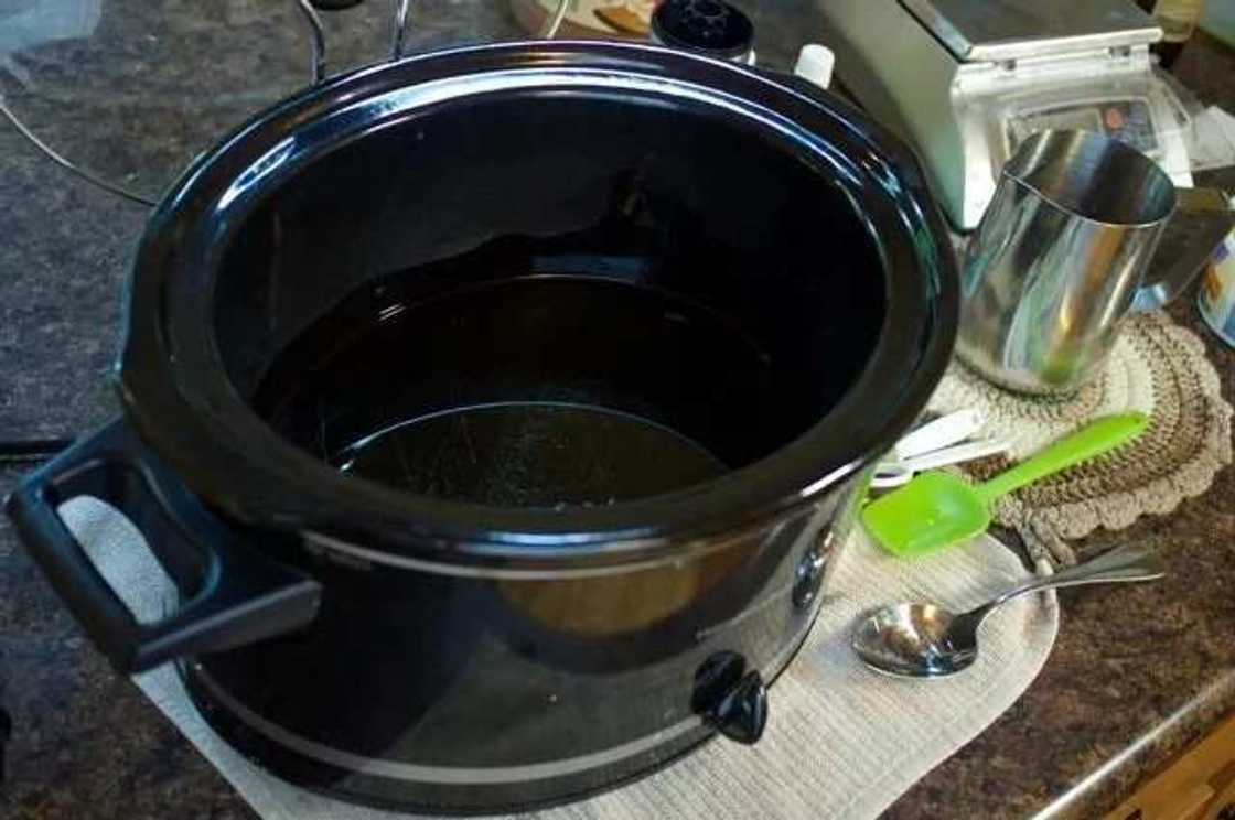 Use oils to make liquid soap for bathing Use oils to make liquid soap for bathing