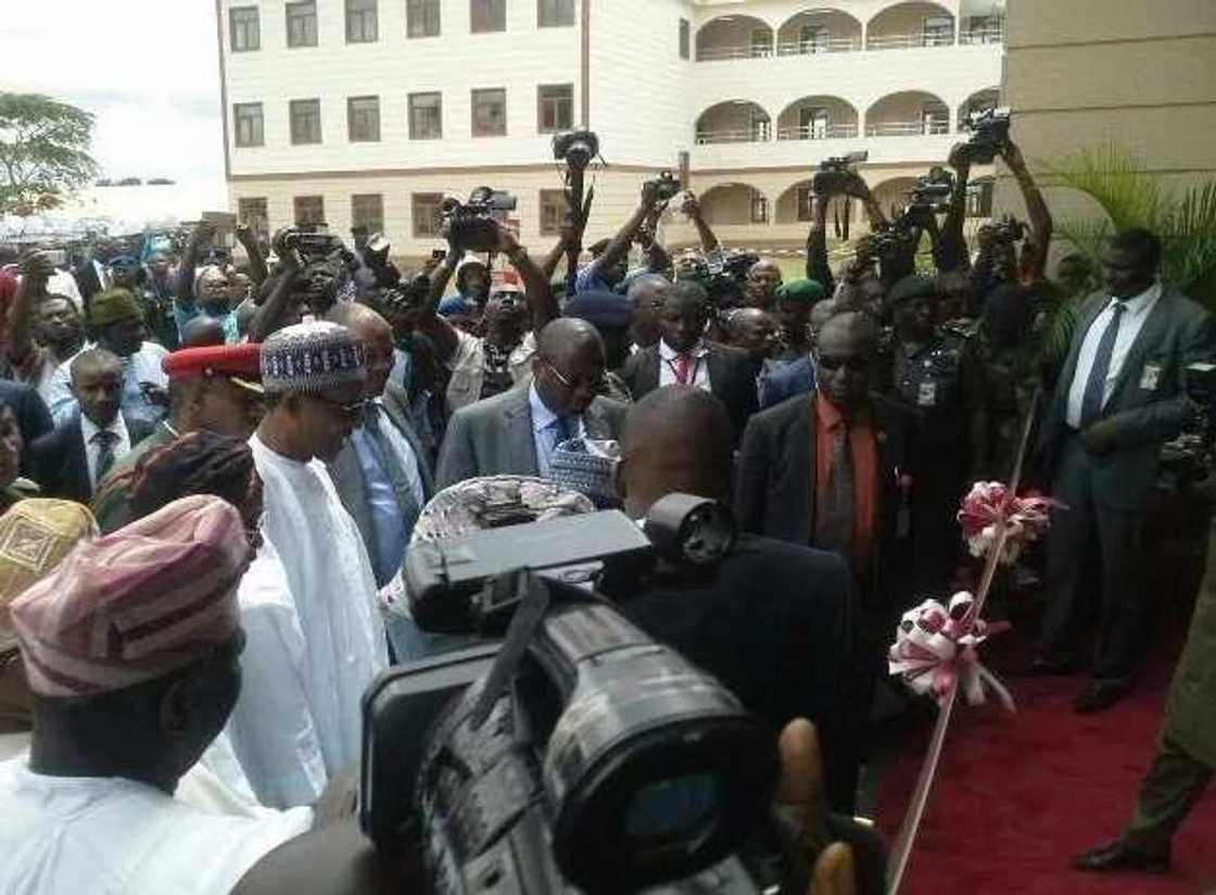 Buhari ya kai ziyara jihar Osun Buhari ya kai ziyara jihar Osun