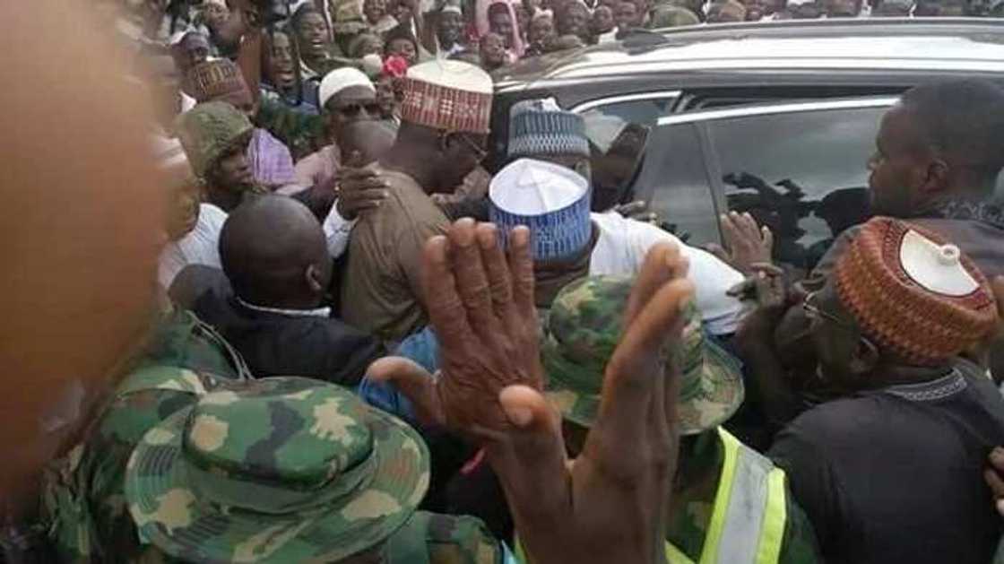 Labarai cikin Hotuna: Jama'a sunyi jinjina ga Buratai a masallacin Sarkin musulmi Bello da ke Kaduna