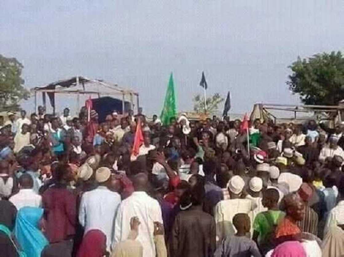 'Yan Shi'a sun kutsa kai cikin dakin majalisar wakilai a Abuja 'Yan Shi'a sun kutsa kai cikin dakin majalisar wakilai a Abuja