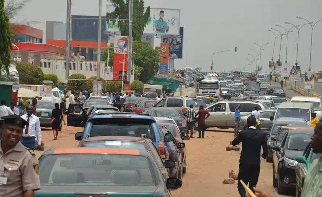 Layin man fetur ya jawo cece-kuce a Abuja da Legas Layin man fetur ya jawo cece-kuce a Abuja da Legas