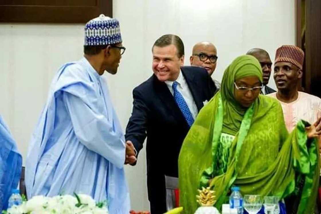 Buhari ya karya Azuminsa tare da jakadun kasashen Duniya (Hotuna) Buhari ya karya Azuminsa tare da jakadun kasashen Duniya (Hotuna)