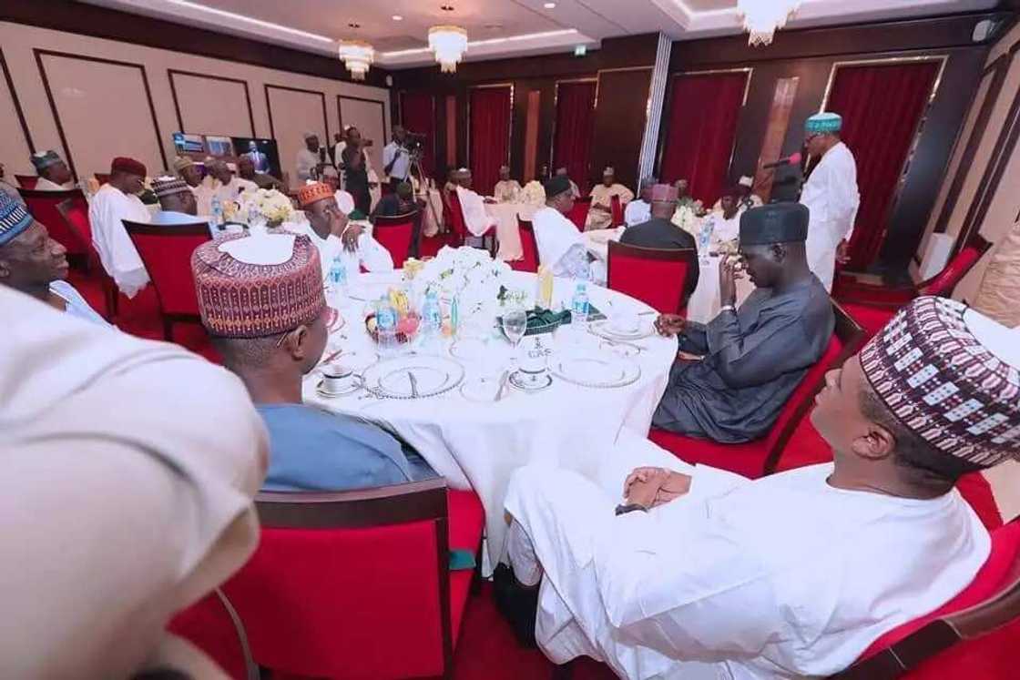 Shugaba Buhari ya sha ruwa da manyan hafsoshin tsaron kasa, kalli kayatattun hotunan Shugaba Buhari ya sha ruwa da manyan hafsoshin tsaron kasa, kalli kayatattun hotunan