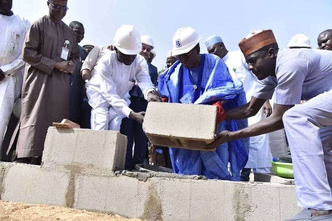 Hotunan saka tubalin gina cibiyar kulawa da na'urorin daukar hoton bidiyon al'umma a Kaduna