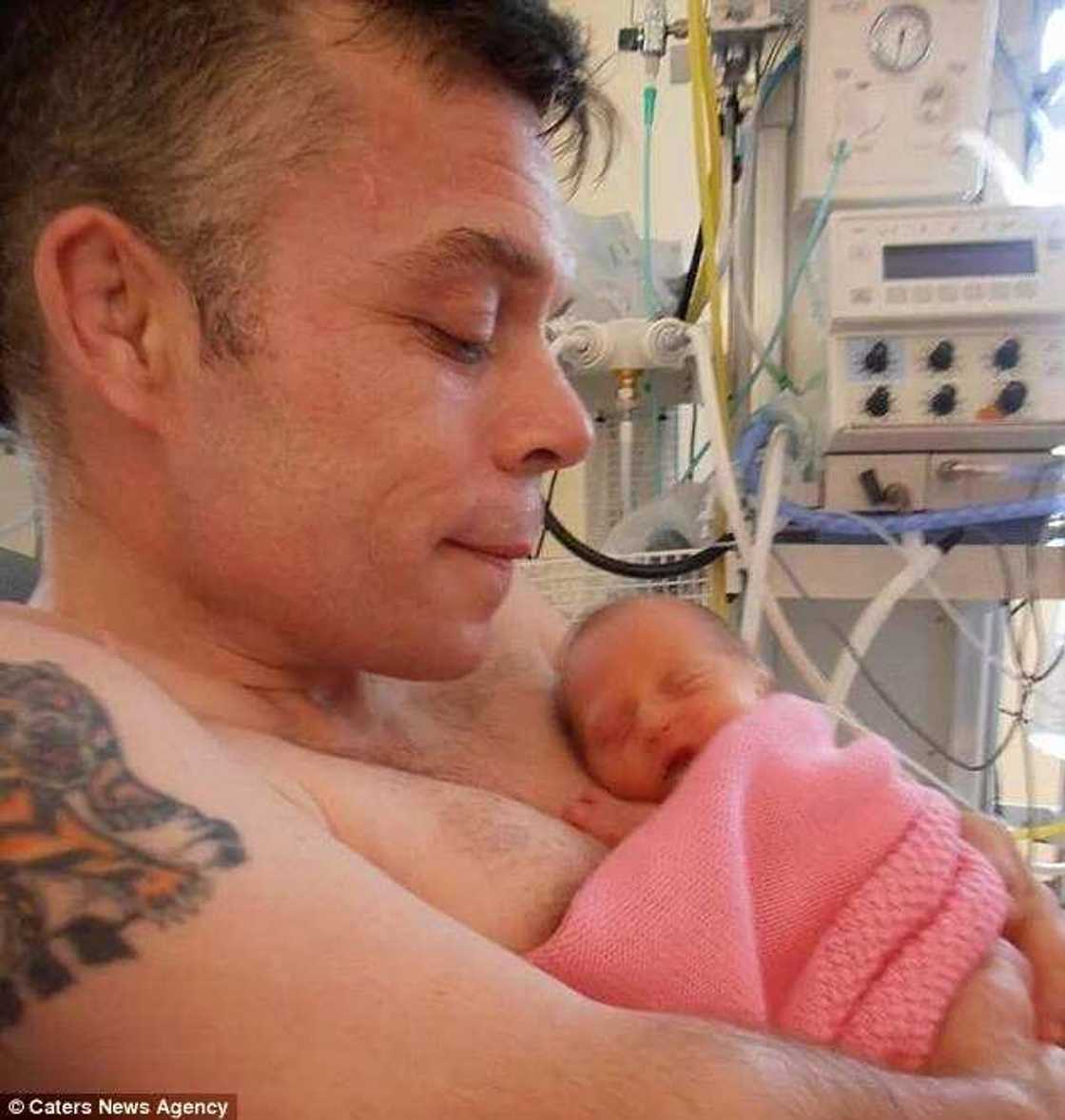Dwarf Father Shares Special Bond With His 4-Yr-Old Daughter Dwarf Father Shares Special Bond With His 4-Yr-Old Daughter
