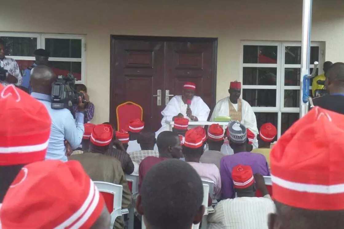 Kalli hotuna: Kwankwaso ya ziyarci Fayose a Ekiti, ya yiwa dan takarar PDP kamfen Kalli hotuna: Kwankwaso ya ziyarci Fayose a Ekiti, ya yiwa dan takarar PDP kamfen