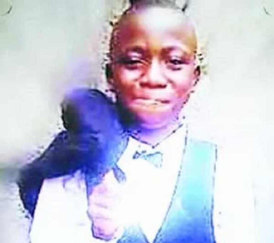 Dansanda ya kashe dalibin makaranta mai shekaru 16 yayin da yake bin masu zanga-zanga Dansanda ya kashe dalibin makaranta mai shekaru 16 yayin da yake bin masu zanga-zanga