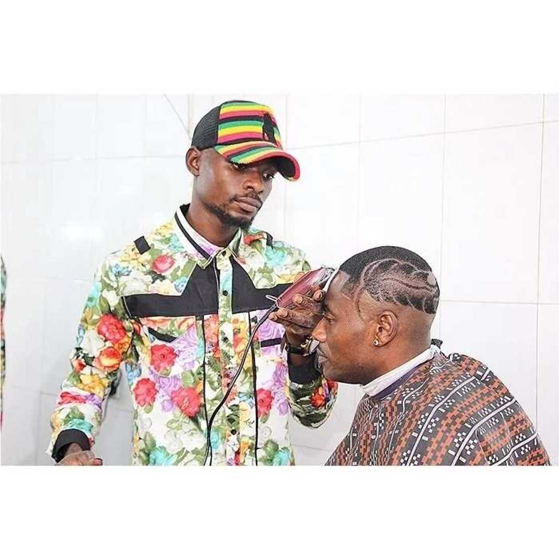 Meet Nigerian barber who can give you amazing haircuts (photos) Meet Nigerian barber who can give you amazing haircuts (photos)