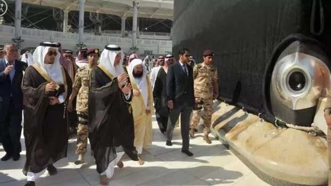 Hotuna dake yawo kan yanar gizo cewa Trump ya taka masallacin harami da takalmi, ga yadda abin yake Hotuna dake yawo kan yanar gizo cewa Trump ya taka masallacin harami da takalmi, ga yadda abin yake