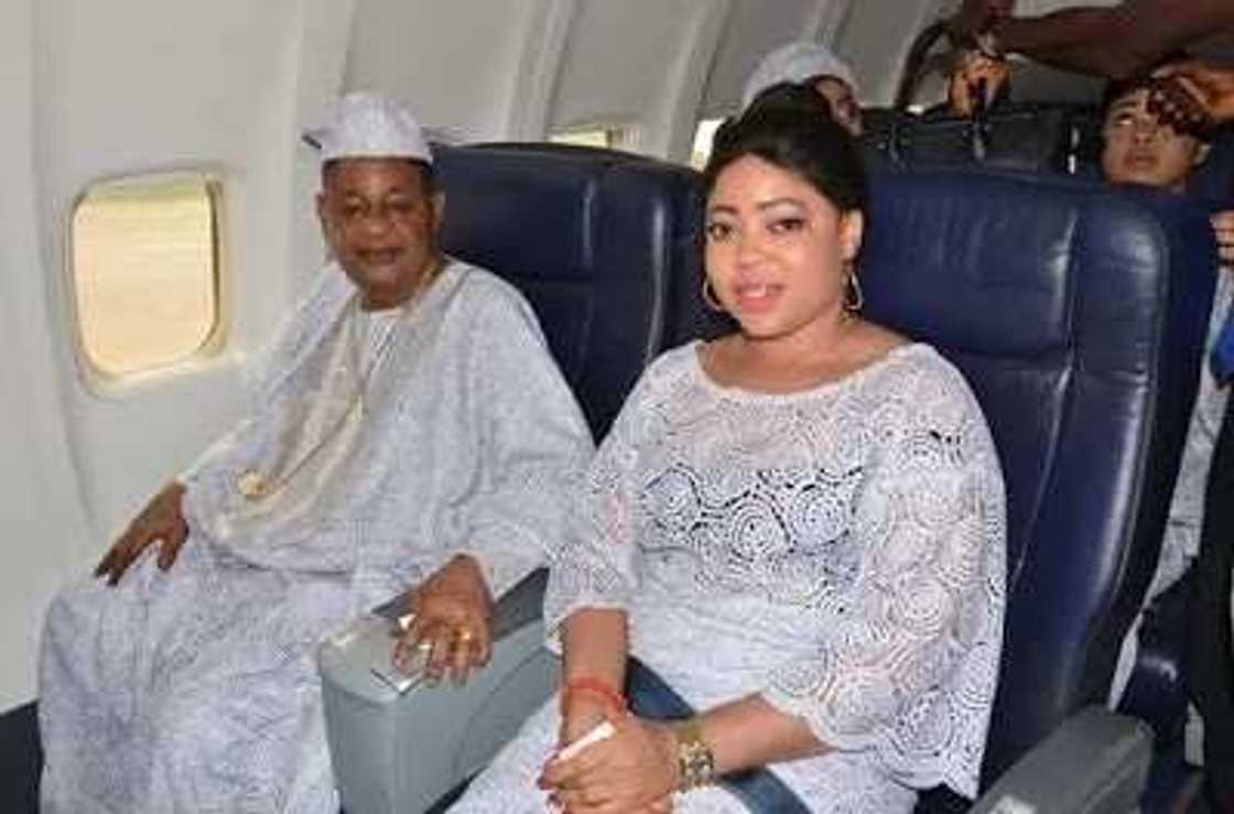 Alaafin Of Oyo Causes Stir With Wives At The Airport