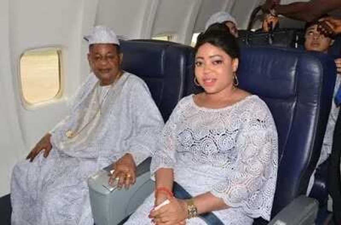 Alaafin Of Oyo Causes Stir With Wives At The Airport Alaafin Of Oyo Causes Stir With Wives At The Airport