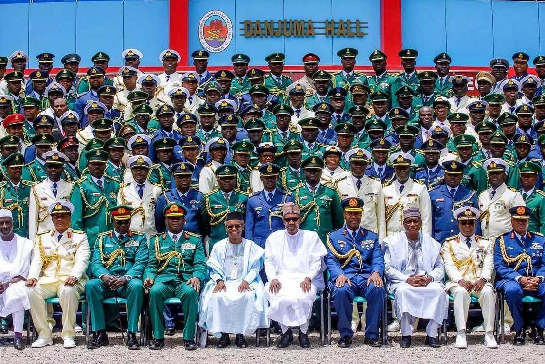 Shugaba Buhari ya halarci taron yaye manyan Sojoji a garin Jaji (Kalli kayatattun hotunan) Shugaba Buhari ya halarci taron yaye manyan Sojoji a garin Jaji (Kalli kayatattun hotunan)