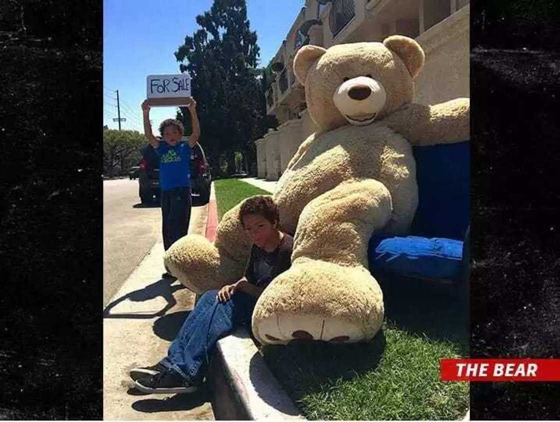 Sunaso su saida 'yar bebi, amman lokacin da sukaga kadilak Sunaso su saida 'yar bebi, amman lokacin da sukaga kadilak