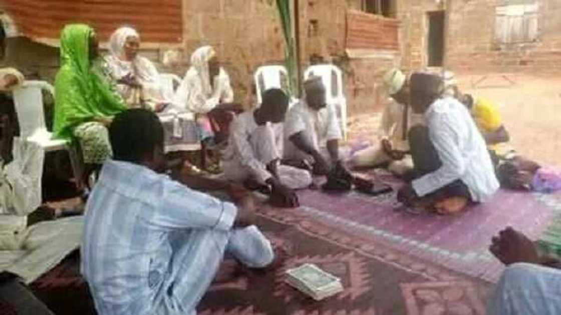 Magoya bayan Saraki sun yiwa Buhari da IGP ruwan Alkunut (hotuna) Magoya bayan Saraki sun yiwa Buhari da IGP ruwan Alkunut (hotuna)