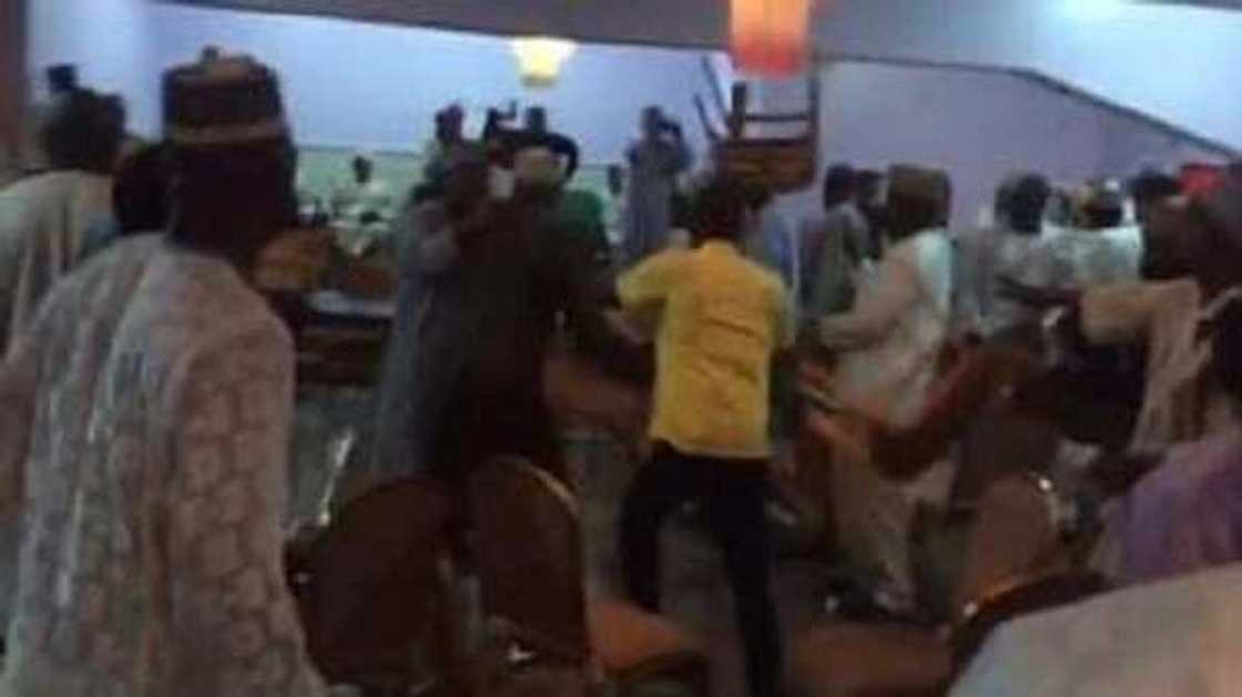 Abun kunya: ‘Yan takarar APC sin bawa hammata iska a Zamfara, hoto Abun kunya: ‘Yan takarar APC sin bawa hammata iska a Zamfara, hoto