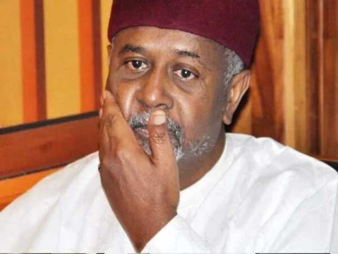 Wani dan jarida ya fallasa halin da Sambo Dasuki yake ciki a kurkukun hukumar DSS Wani dan jarida ya fallasa halin da Sambo Dasuki yake ciki a kurkukun hukumar DSS