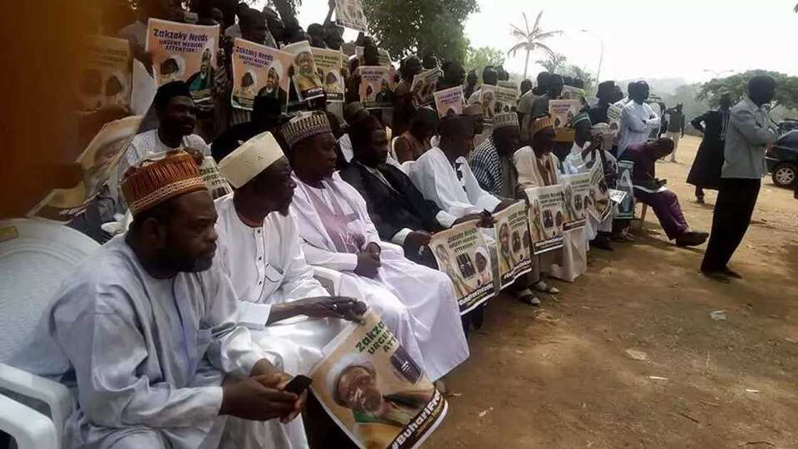 Mabiya Shi’a na ci gaba da zaman dirshan a Abuja don ganin an saki Zakzaky (hotuna) Mabiya Shi’a na ci gaba da zaman dirshan a Abuja don ganin an saki Zakzaky (hotuna)