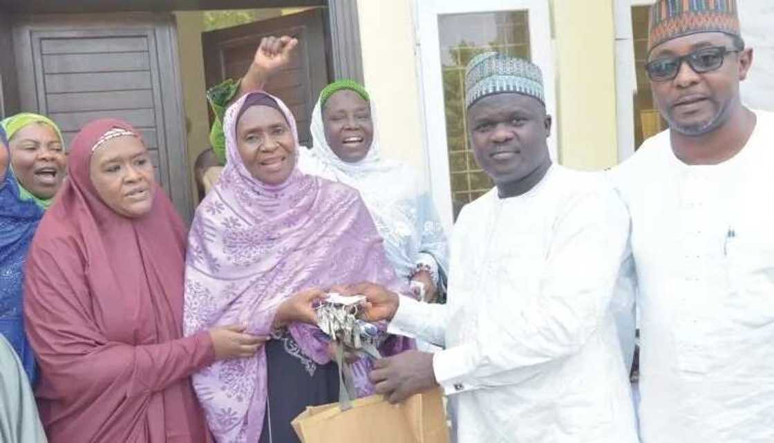 Dangote ya miƙa ma kungiyar mata wani katafaren Masallacin naira miliyan 100 Dangote ya miƙa ma kungiyar mata wani katafaren Masallacin naira miliyan 100