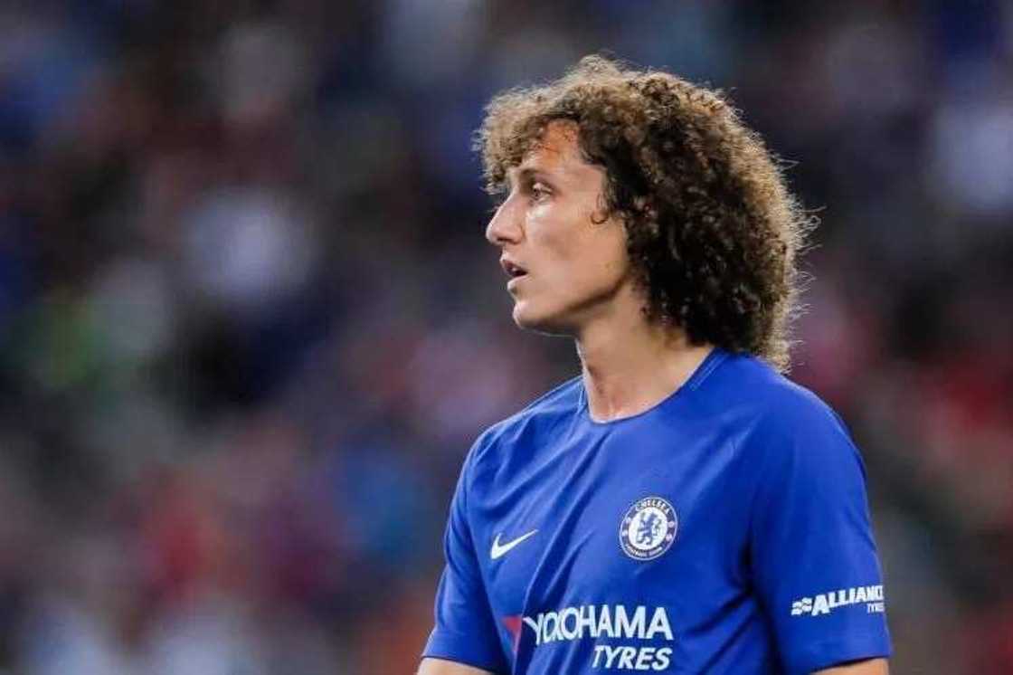 Barcelona want Chelsea defender David Luiz