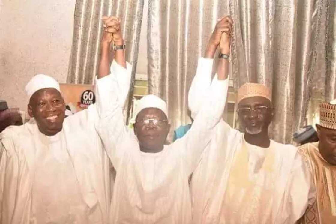 Oshiomhole ya yabawa Shekarau kan sauya sheka zuwa jam'iyyar APC Oshiomhole ya yabawa Shekarau kan sauya sheka zuwa jam'iyyar APC