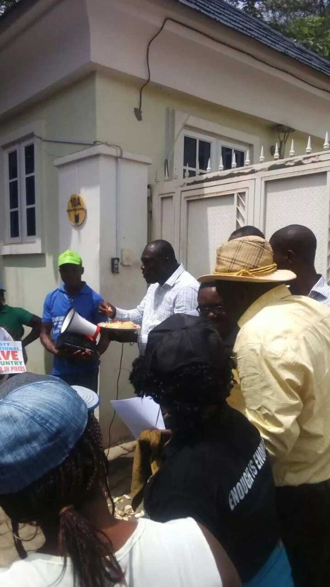 Protesting group occupies, cooks lunch in front of Amnesty International office in Abuja Protesting group occupies, cooks lunch in front of Amnesty International office in Abuja