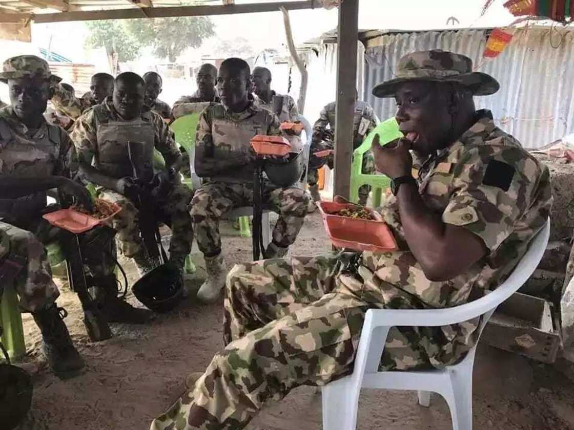 Janar Buratai yayi kalaci tare da Sojoji a dajin Sambisa Janar Buratai yayi kalaci tare da Sojoji a dajin Sambisa