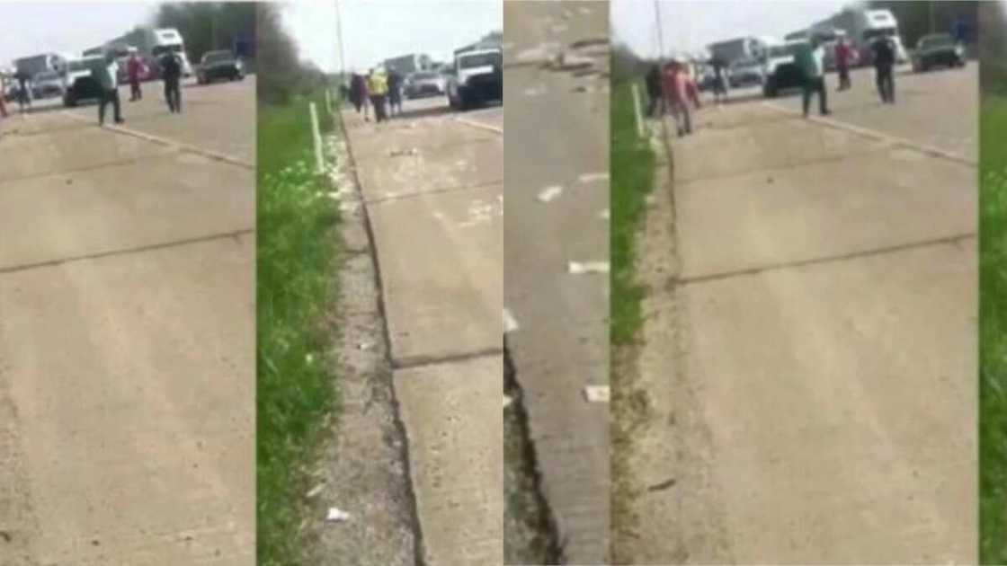 Motar banki ta zubar da kudi sama da $600,000 akan babbar hanya sakamakon kofar data bude suna cikin tafiya basu sani ba (hotuna) Motar banki ta zubar da kudi sama da $600,000 akan babbar hanya sakamakon kofar data bude suna cikin tafiya basu sani ba (hotuna)