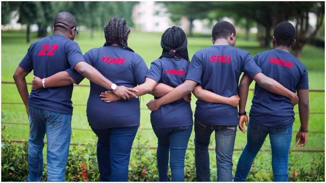 Couple married for 22 years stun the internet with beautiful photos of their family of 5 Couple married for 22 years stun the internet with beautiful photos of their family of 5