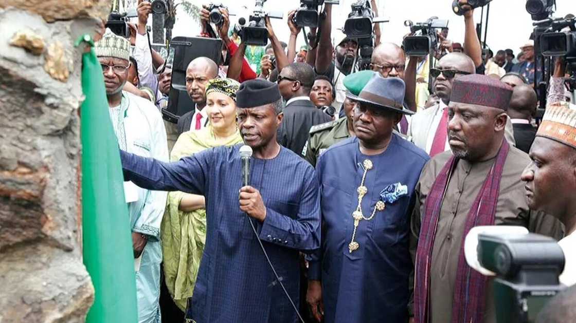 Kmfunna 400 ne zasu fara aikin tsarkake Neja Delta daga danyen mai da aka shekara 40 ana gurbaata yankin dashi Kmfunna 400 ne zasu fara aikin tsarkake Neja Delta daga danyen mai da aka shekara 40 ana gurbaata yankin dashi