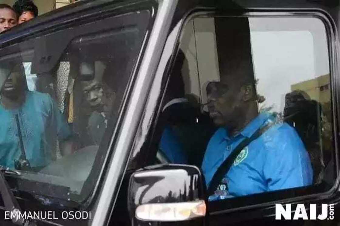 Soyayya: da gaske ne wannan gwamnan ya zama ‘mijin tace’? Soyayya: da gaske ne wannan gwamnan ya zama ‘mijin tace’?