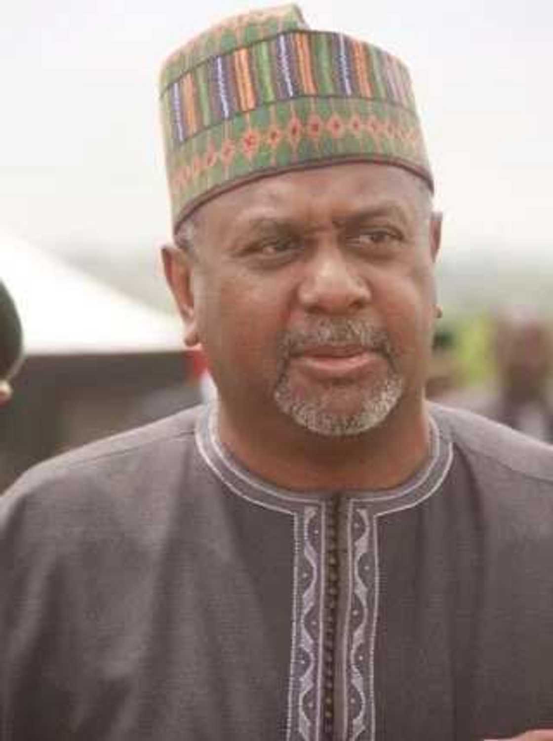 Wani Alkali ya kara janye hannun sa daga shari’ar Gwamnati da Sambo Dasuki Wani Alkali ya kara janye hannun sa daga shari’ar Gwamnati da Sambo Dasuki