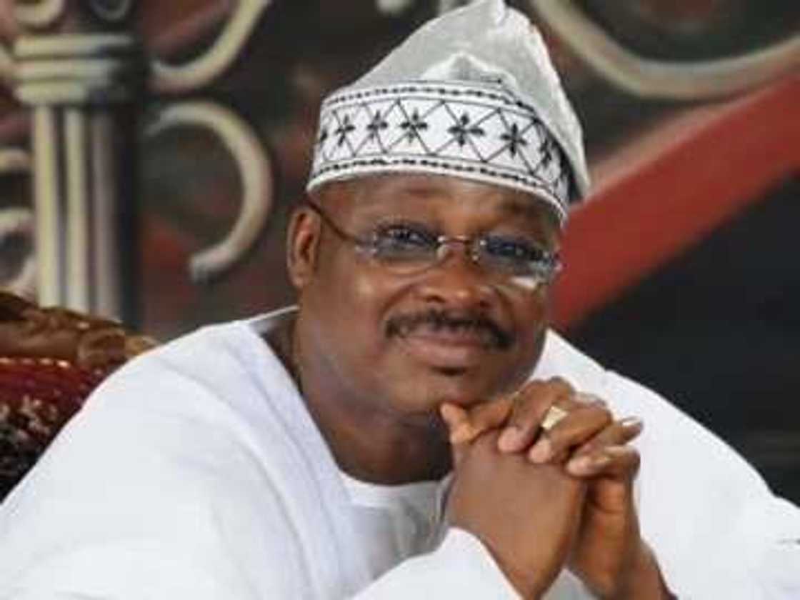 Governor Ajimobi embarrasses himself in front of Lautech students Governor Ajimobi embarrasses himself in front of Lautech students