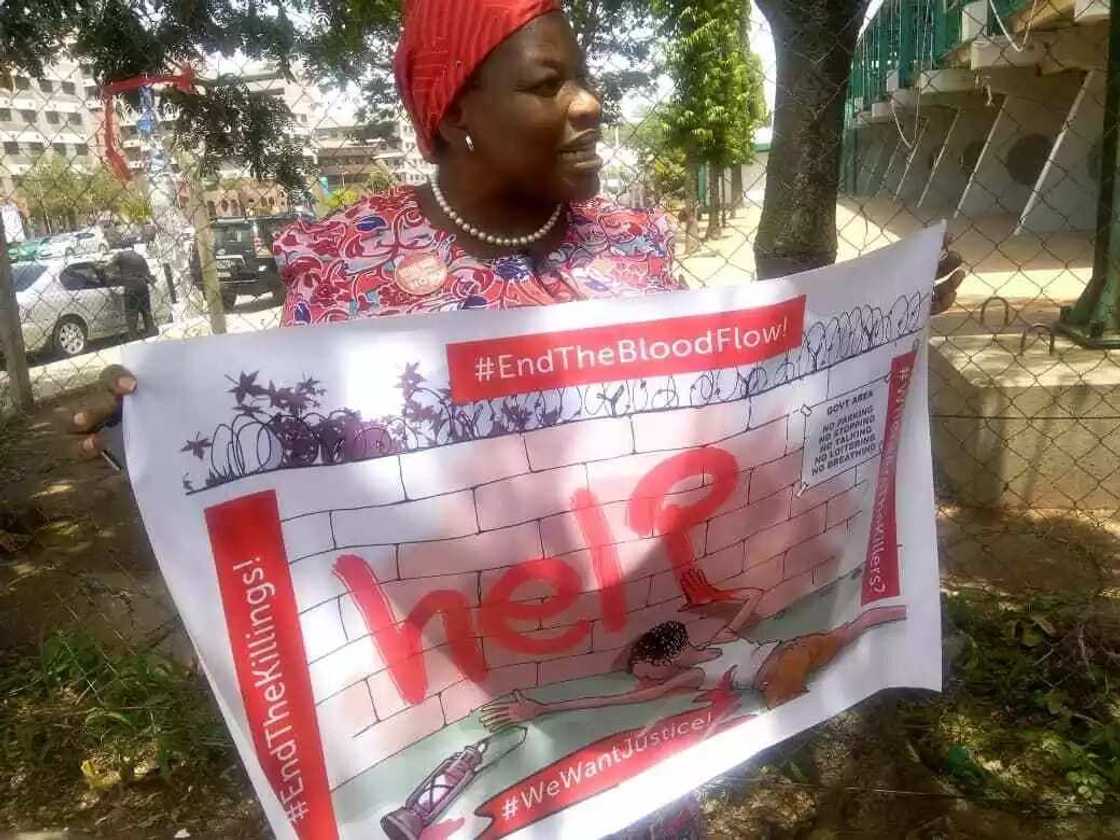 Oby Ezekwesili begins solo march to Villa over killing in Nigeria (photos) Oby Ezekwesili begins solo march to Villa over killing in Nigeria (photos)