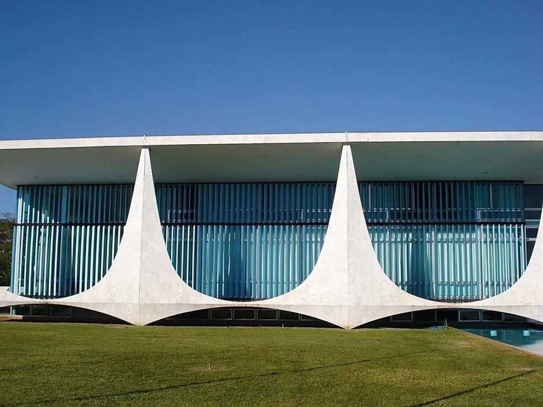 ‘Aljanu da fatalwa’ sun fatattaki shugaban ƙasa daga fadar gwamnati ‘Aljanu da fatalwa’ sun fatattaki shugaban ƙasa daga fadar gwamnati