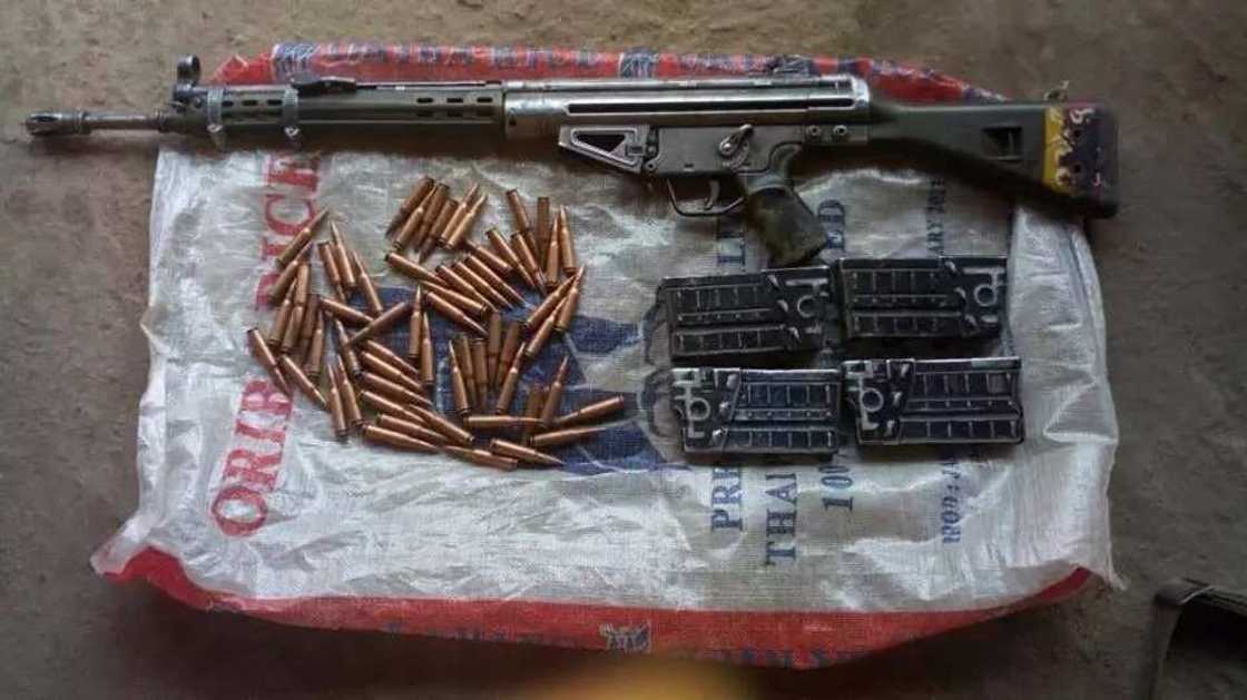 Sojoji sun kashe wani gawurtaccen dan fashi da makami tare da kwato makamai (Hotuna) Sojoji sun kashe wani gawurtaccen dan fashi da makami tare da kwato makamai (Hotuna)