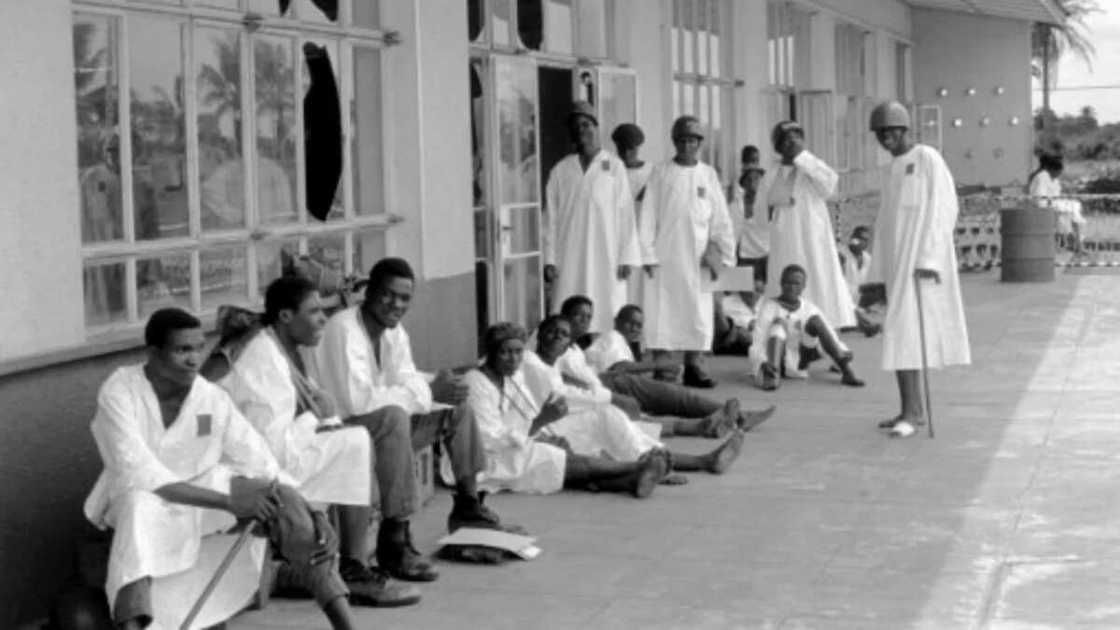 Here is a picture of wounded soldiers of the Nigerian Federal Army while waiting for a plane that will transport them to Port Harcourt for treatment Here is a picture of wounded soldiers of the Nigerian Federal Army while waiting for a plane that will transport them to Port Harcourt for treatment