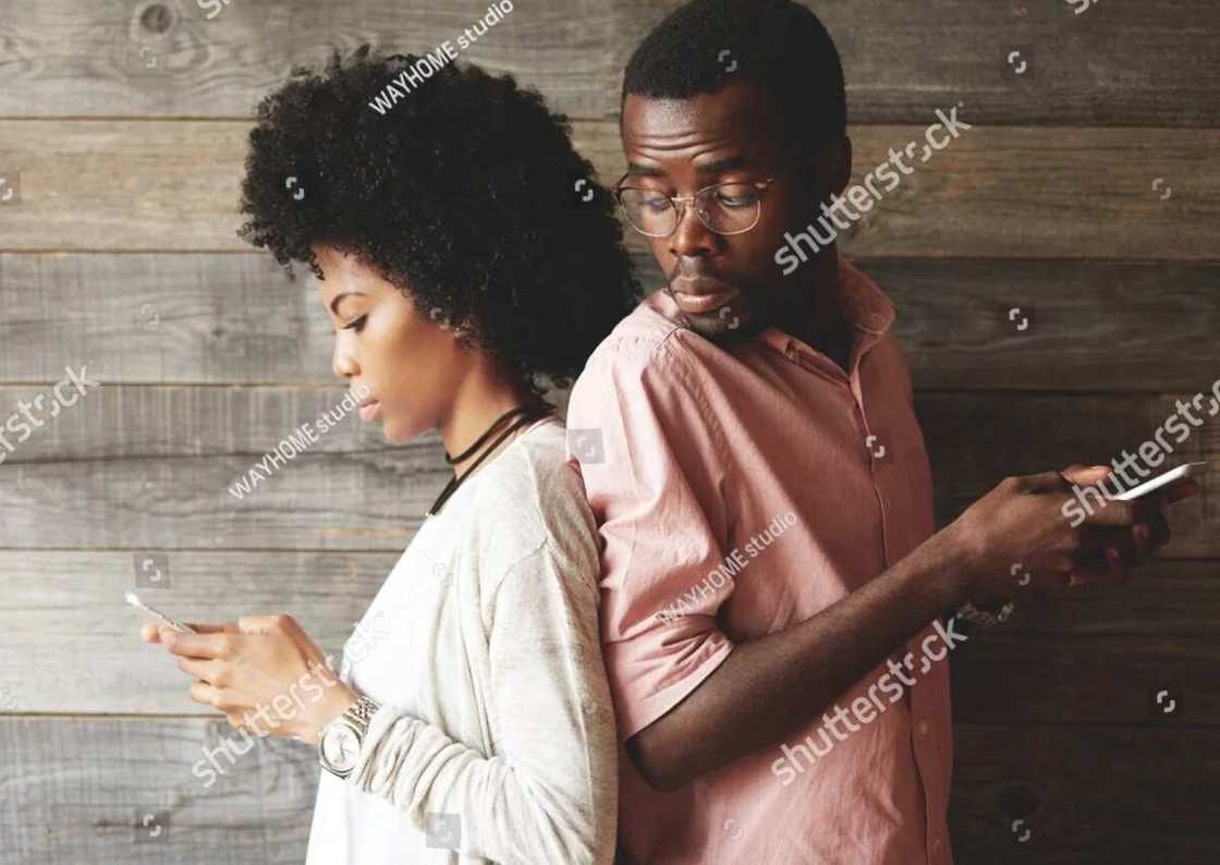 Leke da bincike cikin wayan miji ko mata na iya janyo shiga kurkukun shekara 1 da taran $133, 000, sabuwar doka a Saudiyya Leke da bincike cikin wayan miji ko mata na iya janyo shiga kurkukun shekara 1 da taran $133, 000, sabuwar doka a Saudiyya