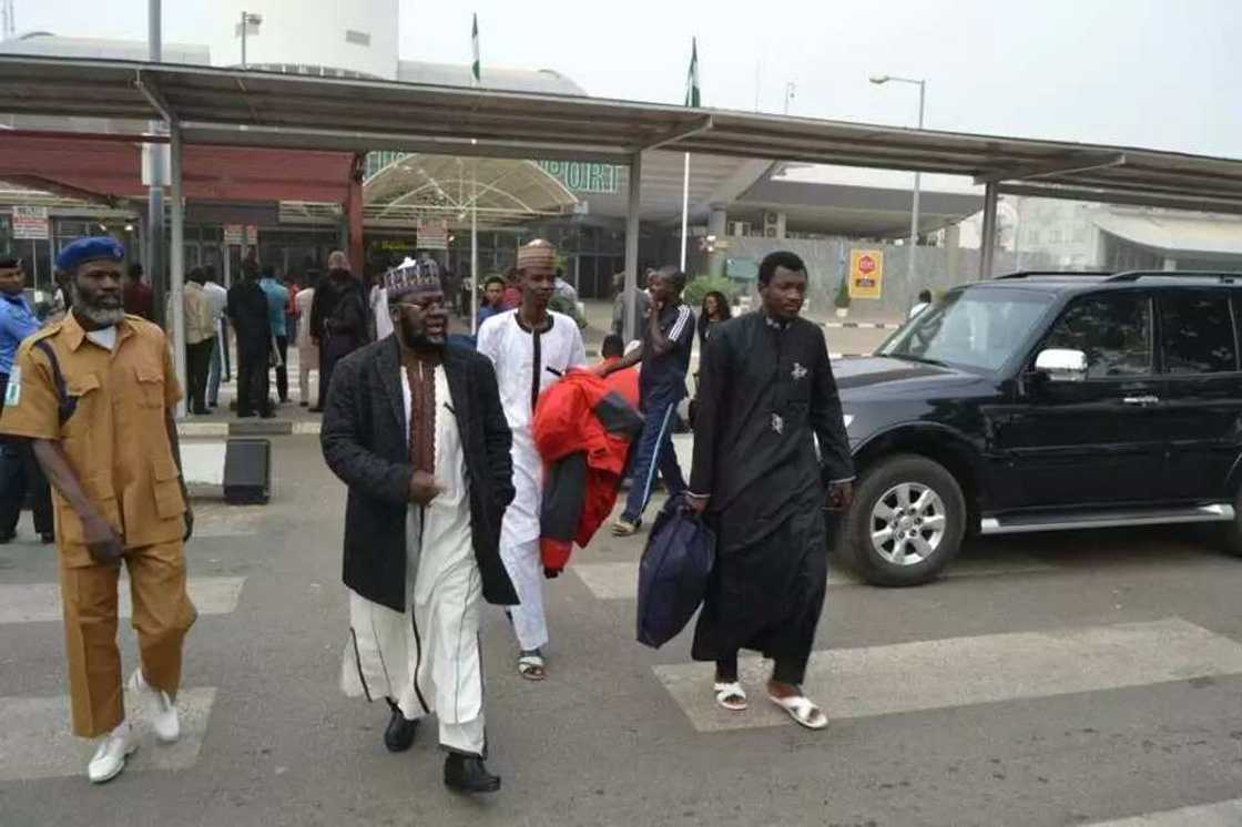 Shugabannin kungiyar Izala sun dawo Najeriya (hotuna) Shugabannin kungiyar Izala sun dawo Najeriya (hotuna)