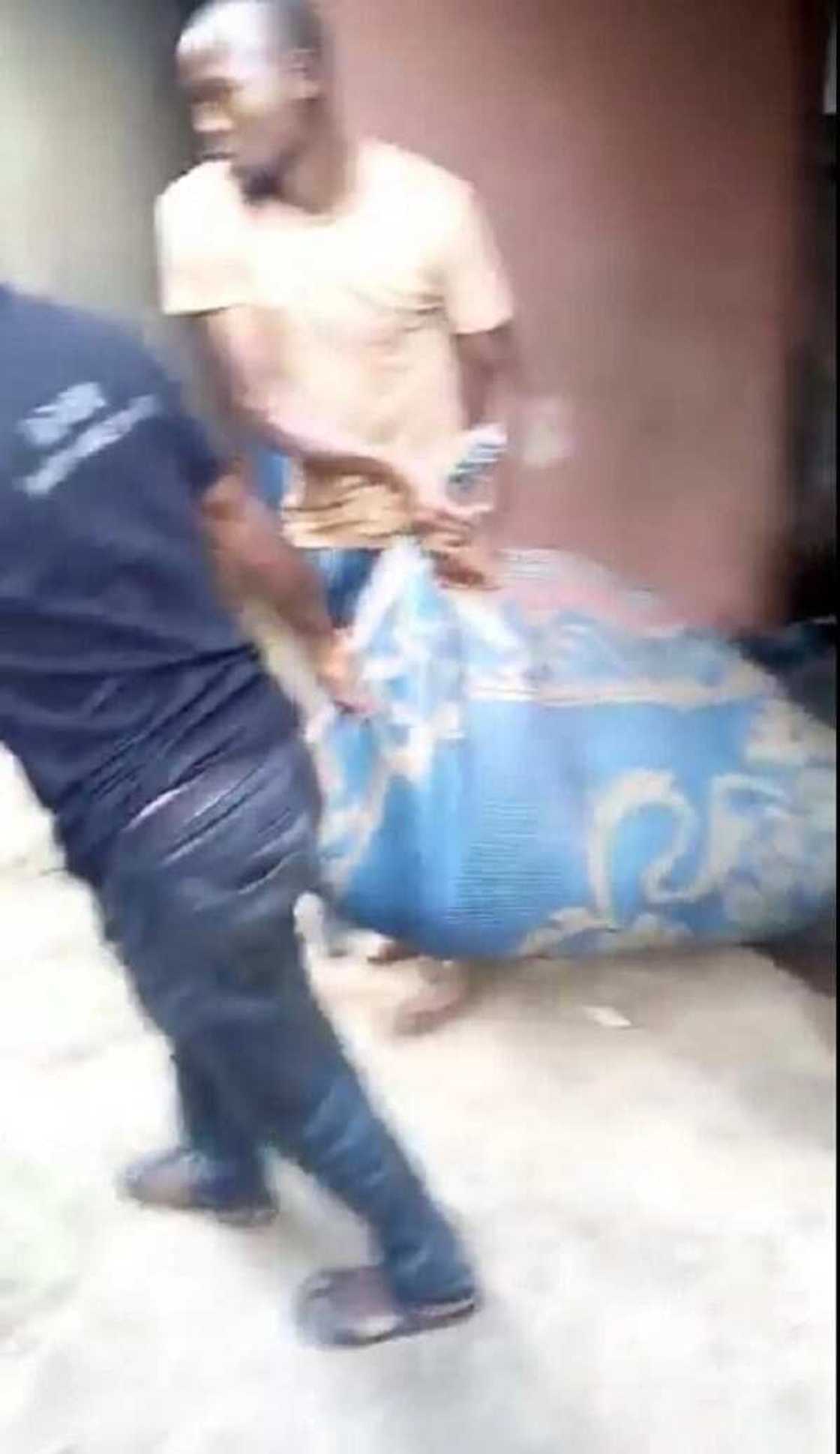 Tabargaza: Magidanci ya saka tabarya ya buge matar sa har lahira Tabargaza: Magidanci ya saka tabarya ya buge matar sa har lahira