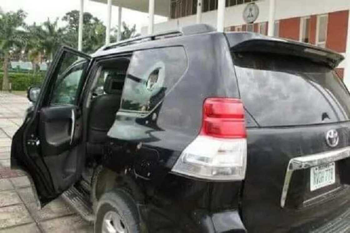 Gwamnan jihar Neja ya sha da kyar a hannun wasu fusatattun matasa da suka masa rubuti da duwatsu Gwamnan jihar Neja ya sha da kyar a hannun wasu fusatattun matasa da suka masa rubuti da duwatsu