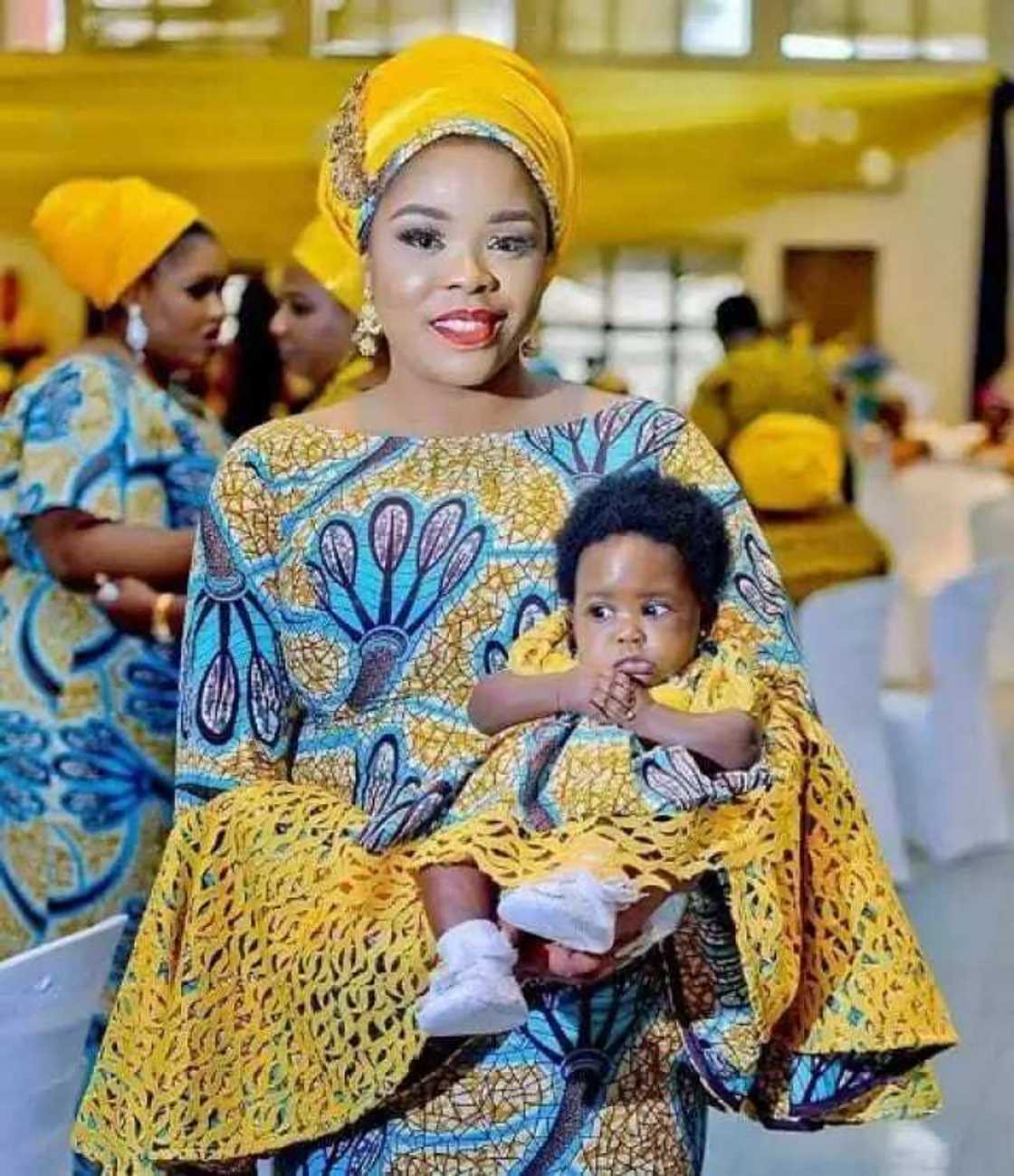 Kalli hotunan kyawawan iyaye tare da yayan su mata Kalli hotunan kyawawan iyaye tare da yayan su mata