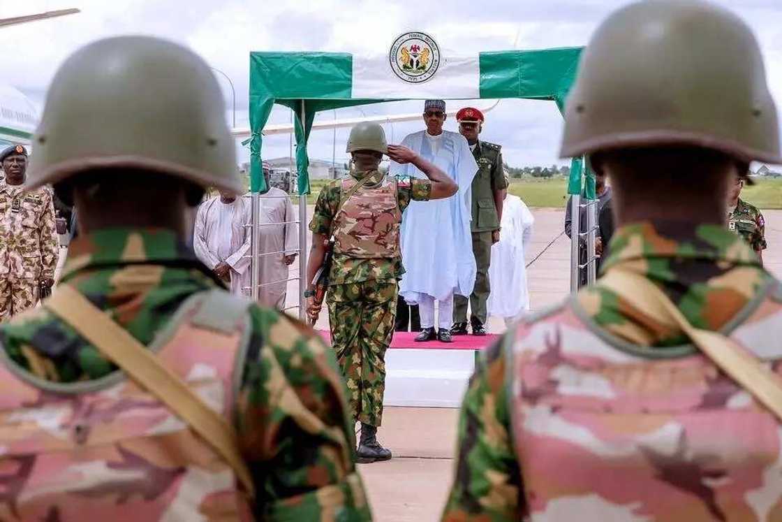 Da duminsa: Buhari ya kai ziyarar bazata ga rundunar Ofireshon Daji, Diran Mikiya Da duminsa: Buhari ya kai ziyarar bazata ga rundunar Ofireshon Daji, Diran Mikiya