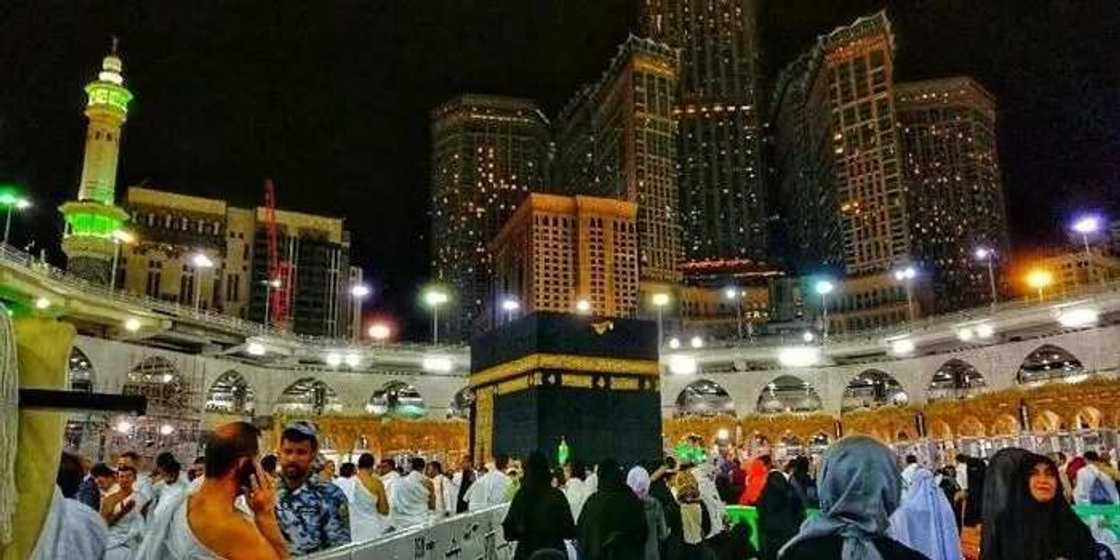 Umrah: Mata na kokawa kan goge da ake yi musu yayin dawafi