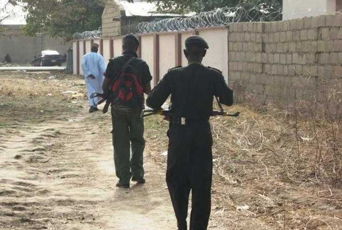 Wata mata ta watsawa mijinta ruwan zafi hade da yaji a kan danta Wata mata ta watsawa mijinta ruwan zafi hade da yaji a kan danta