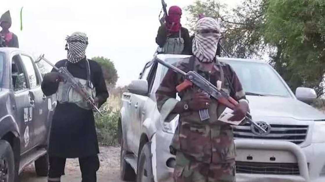Boko Haram sun kashe sojoji, sun raunata janar, sun yi awon gaba da motocin soji Boko Haram sun kashe sojoji, sun raunata janar, sun yi awon gaba da motocin soji