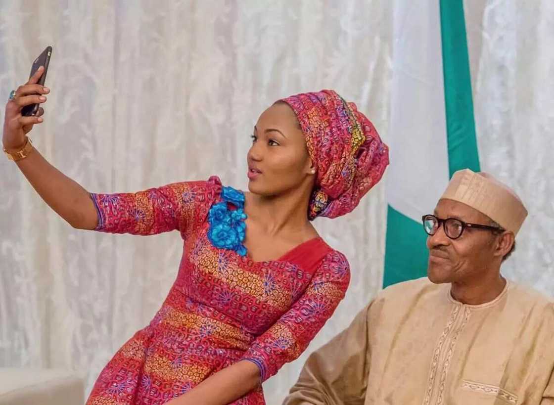 Zahara Buhari ta dauki hoto tare da Baban Ta Zahara Buhari ta dauki hoto tare da Baban Ta