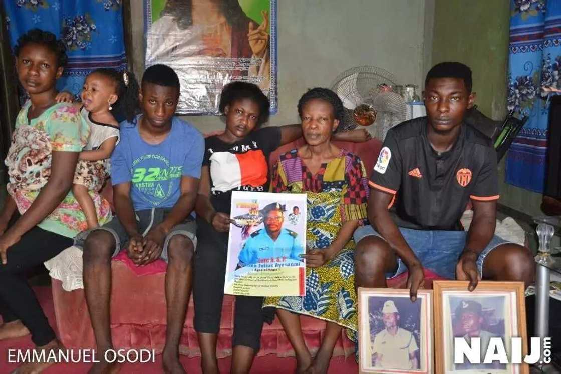 Kalli hotunan iyalan dan sanda da aka kashe a fashin Offa inda suka shiga halin kunci Kalli hotunan iyalan dan sanda da aka kashe a fashin Offa inda suka shiga halin kunci