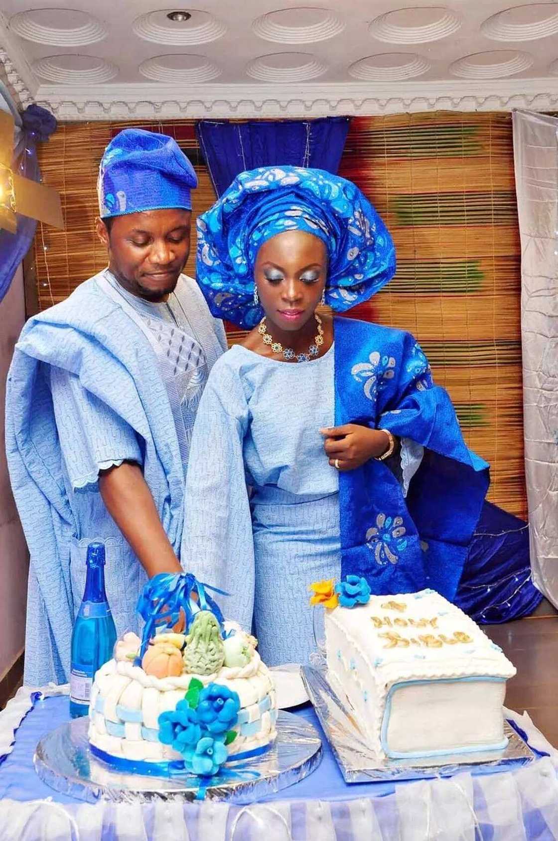 Yoruba wedding cake cutting Yoruba wedding cake cutting